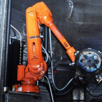 Elektrónové delo upevnené na ramene robota vo vákuovej komore PZ EZ 30 JS JUMBO