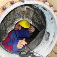 Measurement of wall thickness in a pressure vessel by ultrasound