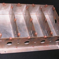 Vysokoteplotné vákuové spájkovanie chassis anténneho filtra spájkou na báze Cu